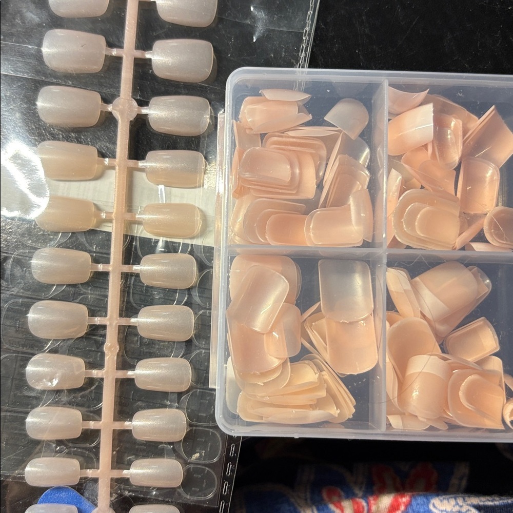 Glue-on Nails with Case